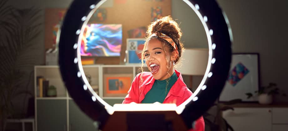 influencer with ring light for video recording