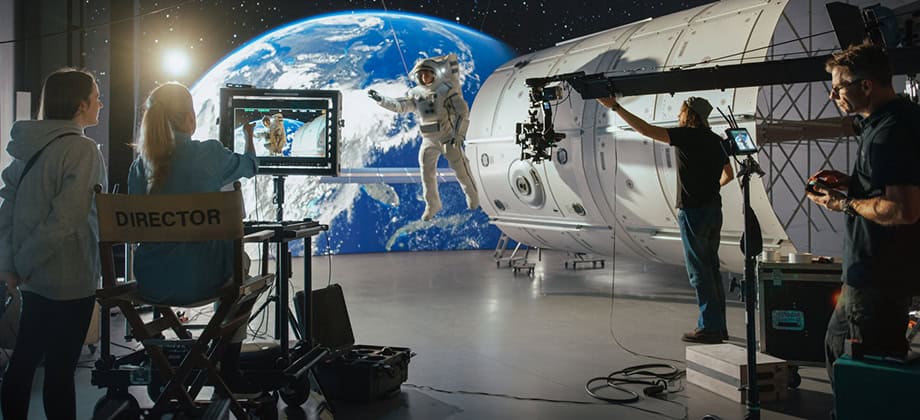 Female Director Leads a Professional Crew Filming a Sci-fi Movie